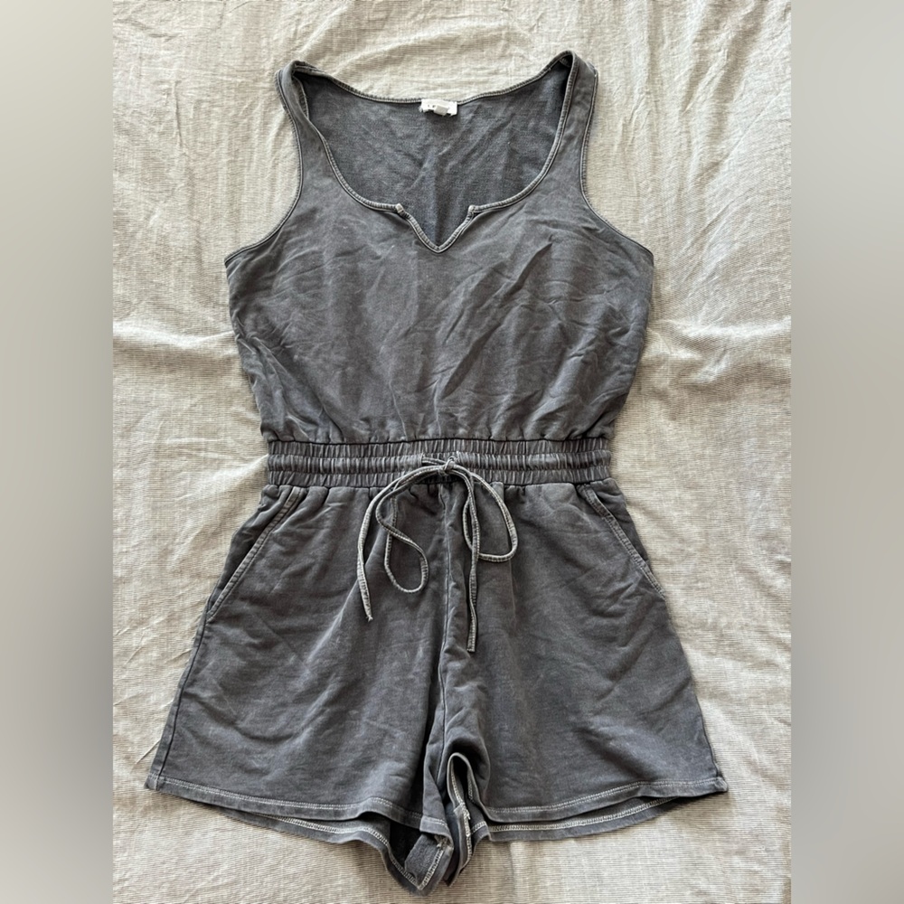 3/$10 🏷️ Gray Tank Romper with Pockets!